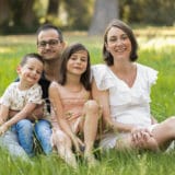 Photo d'une famille pendant une séance grossesse dans un parc