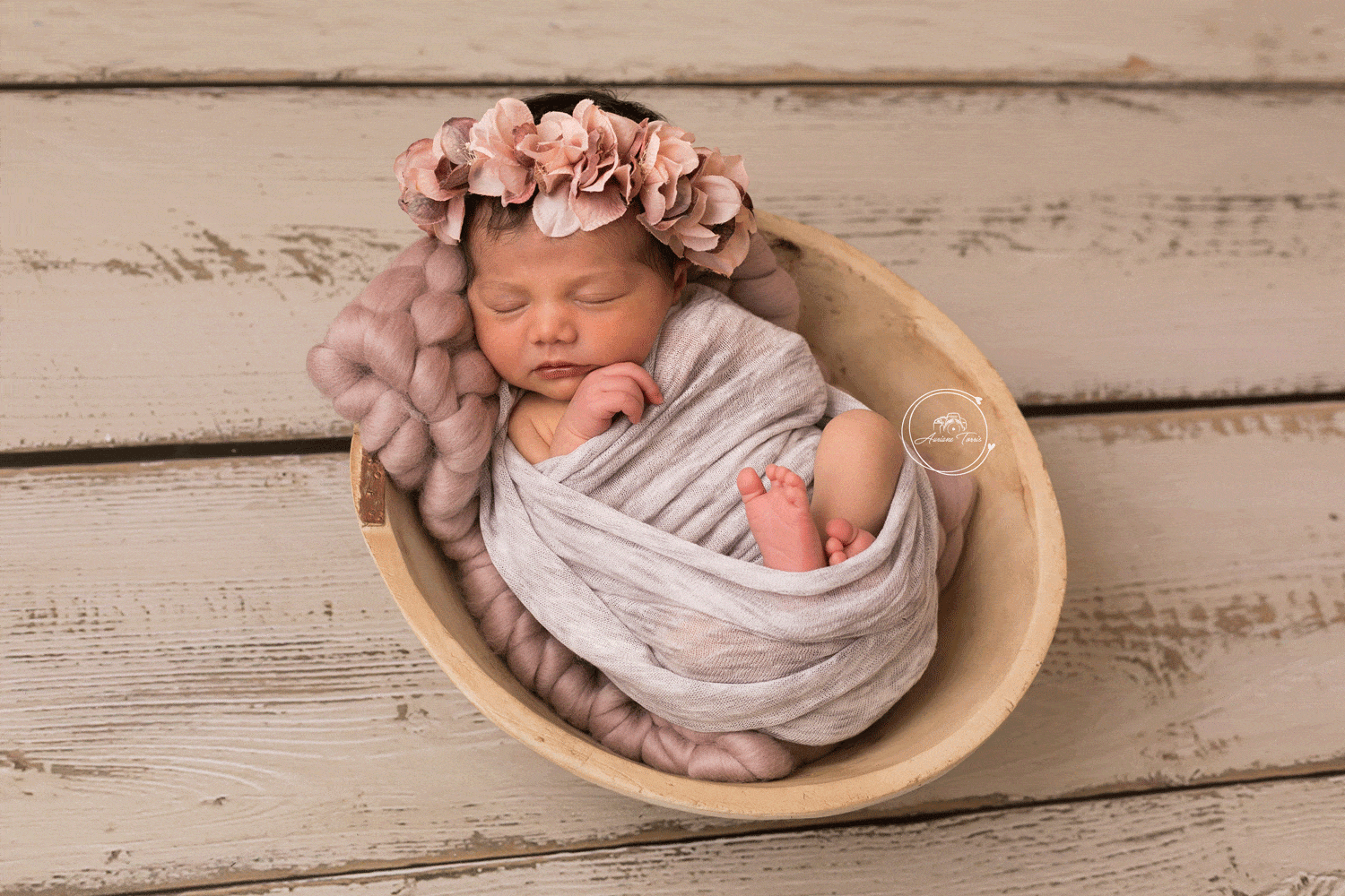 Photo d'un bébé avec une couronne de fleurs