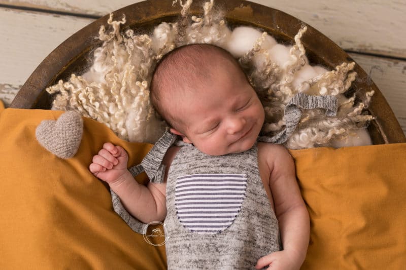 Photo d'un bébé qui sourit pendant son shooting