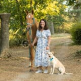 Photo d'une cavalière avec sa jument et sa chienne