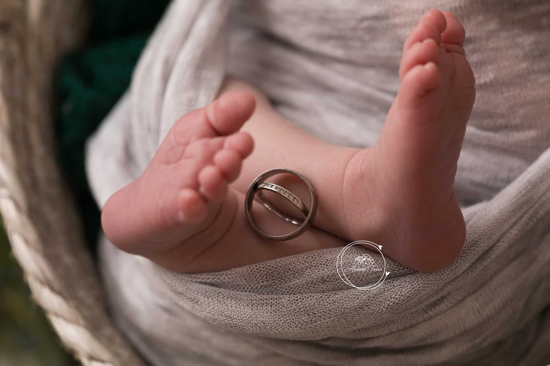 Photo d'alliances sur les pieds d'un bébé