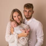 Photo de parents avec leur bébé au studio