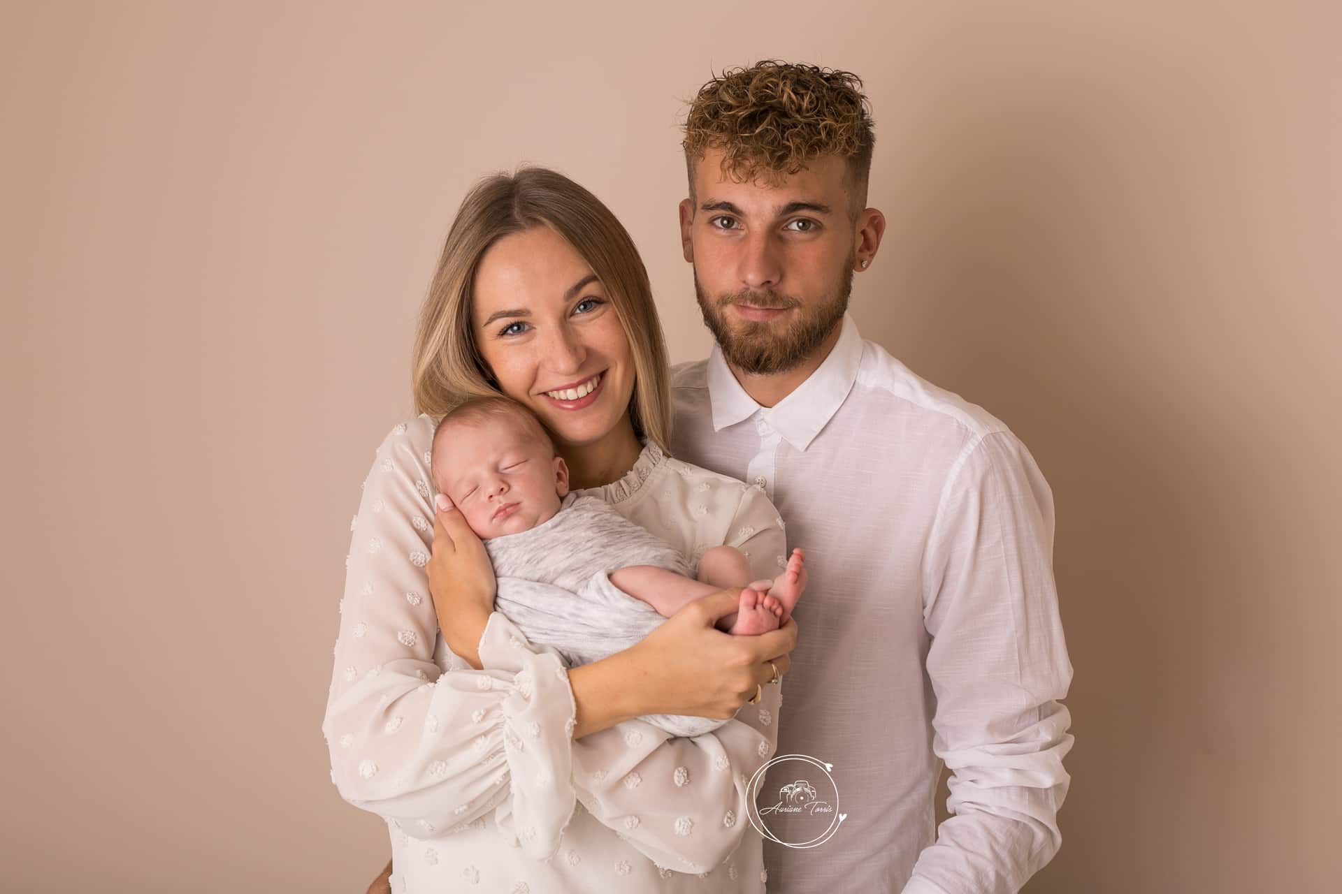 Photo de parents avec leur bébé au studio