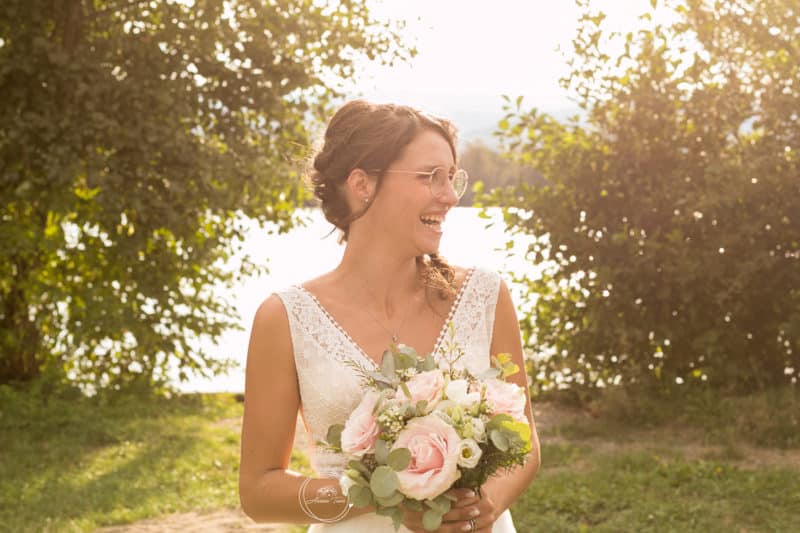 Photo de la mariée au bord d'un étang