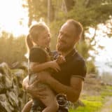 Photo d'un Papa et sa fille en fin de journée