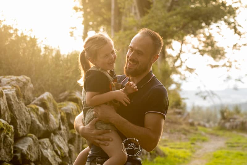 Photo d'un Papa et sa fille en fin de journée