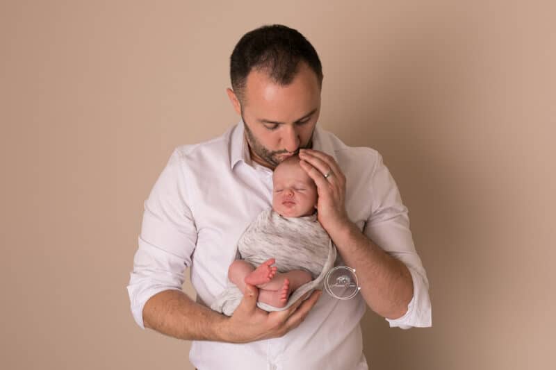 Photo d'un Papa & son fils en Séance Nouveau-né à Saint-Etienne