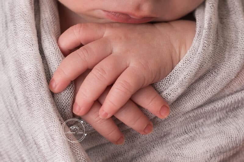 Photos des mains d'un bébé de quelques jours