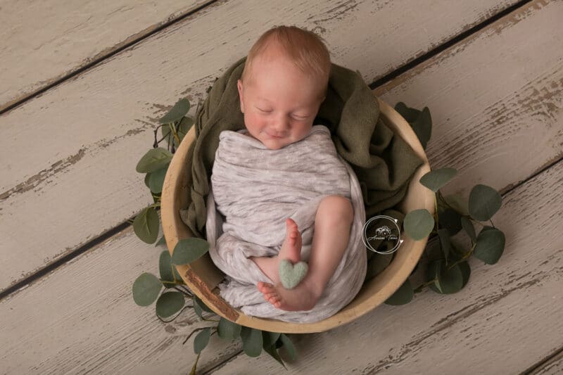 Photo d'un bébé dans un décor végétal