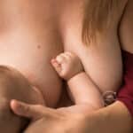 Photo de la main d'un bébé pendant une séance allaitement