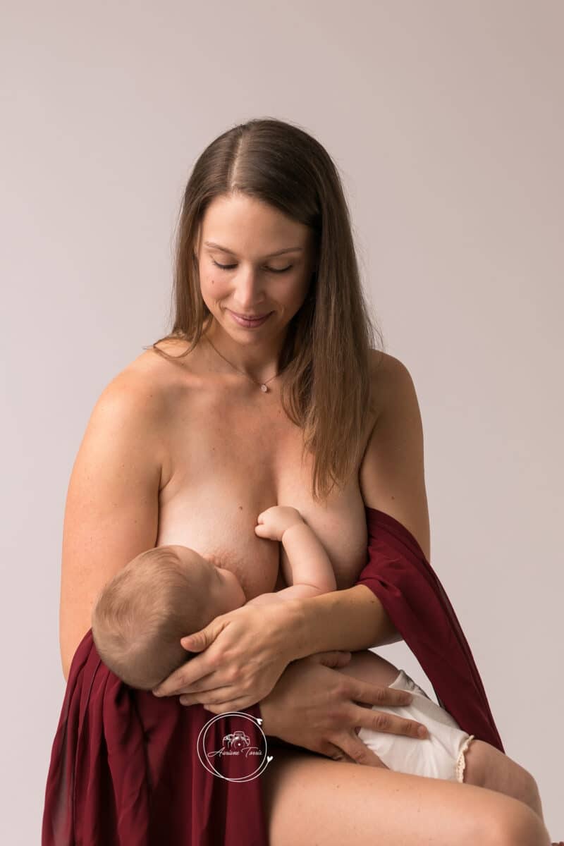 Photo d'une mère qui allaite son enfant au studio dans la Loire (42)