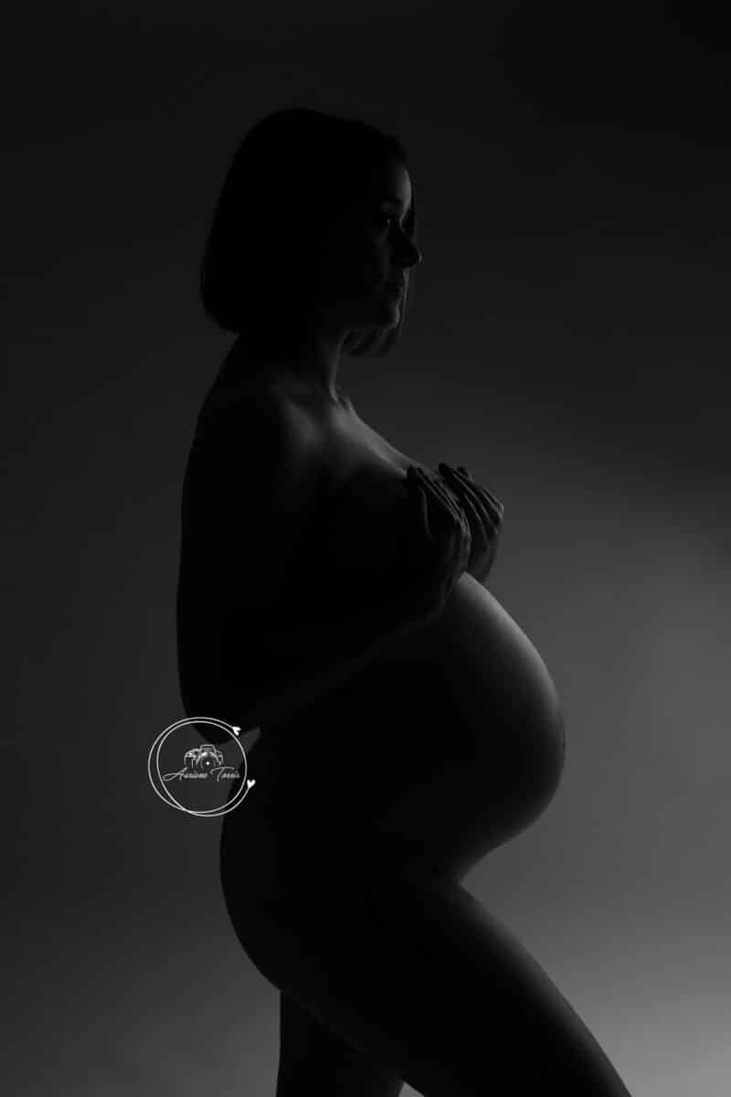 Photo d'une femme enceinte au studio en noir et blanc