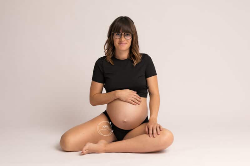Photo d'une femme enceinte pendant sa séance Grossesse à Saint-Etienne