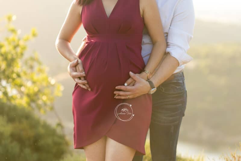 Photo du ventre d'une femme enceinte avec les mains de son mari