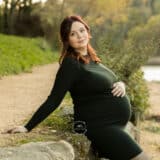 Photo d'une femme enceinte au bord d'une plage