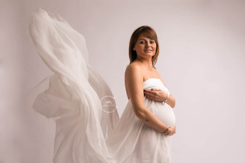Photo d'une femme enceinte avec un voilage