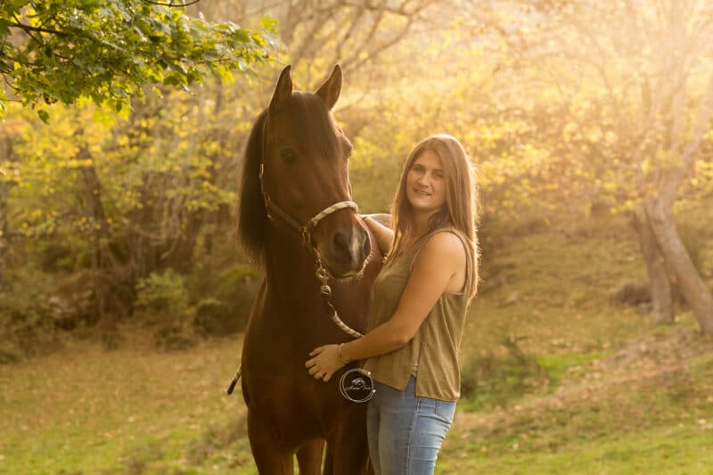 Photo d'un cheval et de sa propriétaire
