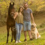 Photo d'un couple avec son cheval et son chien dans la Loire