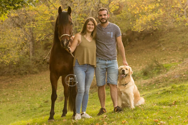 Photo d'un couple avec son cheval et son chien dans la Loire