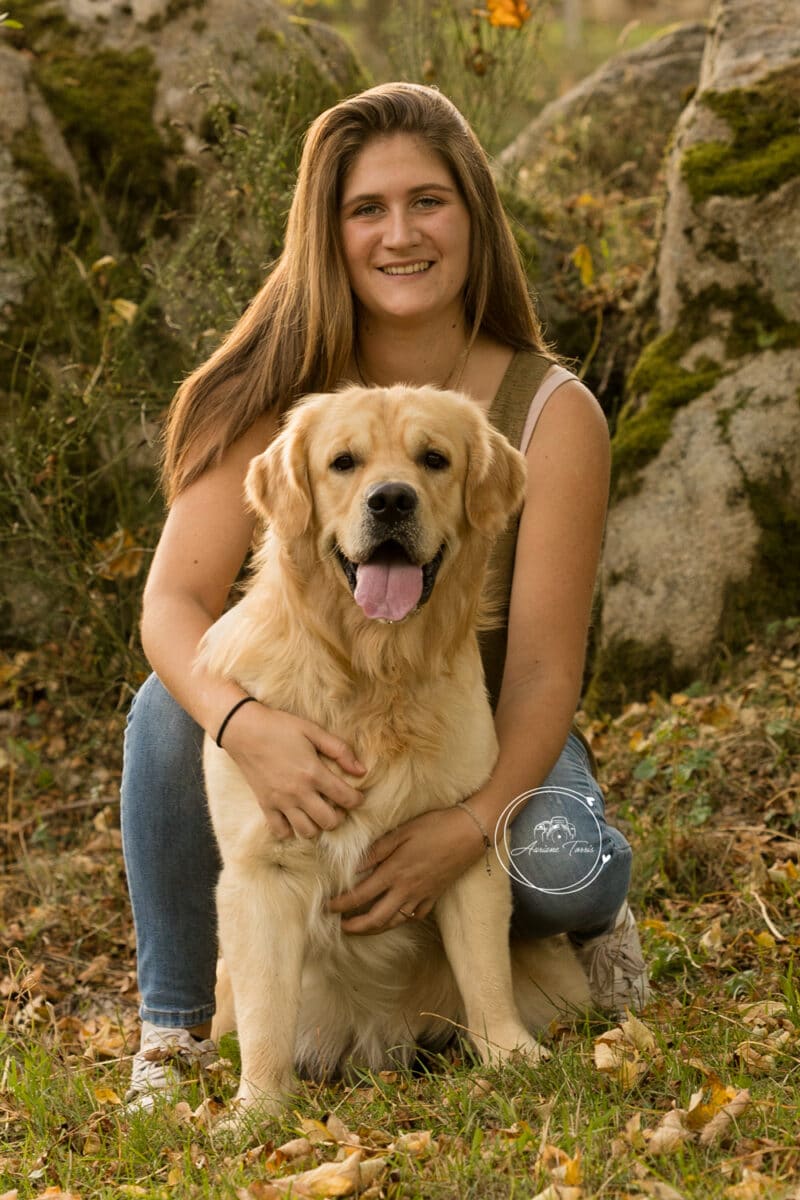 Photo d'un golden avec sa propriétaire en séance photo