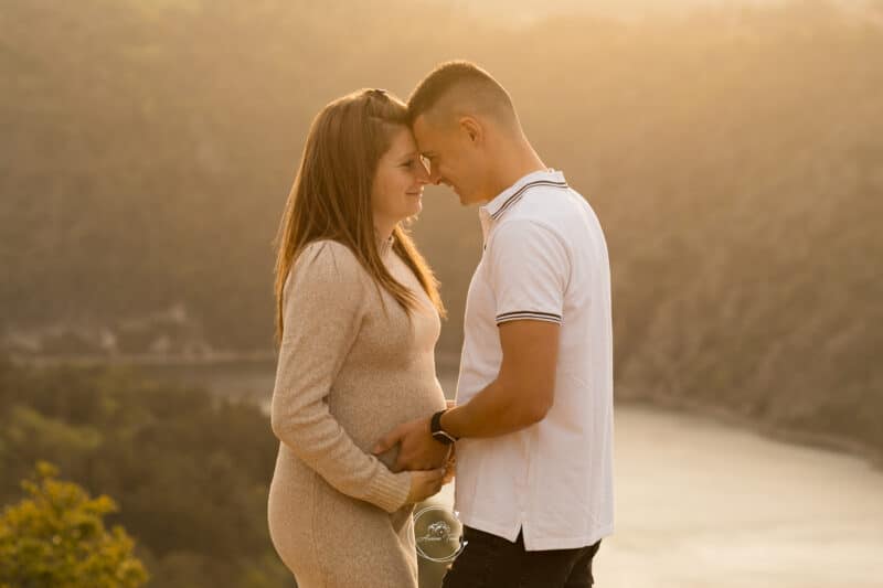 Photo d'un couple au coucher de soleil