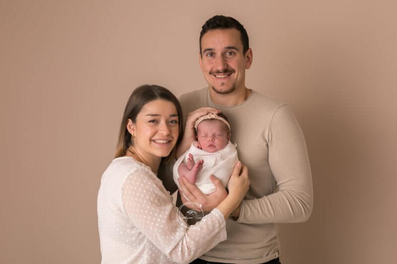 Séance Nouveau-né : photo des parents en studio à Saint-Etienne