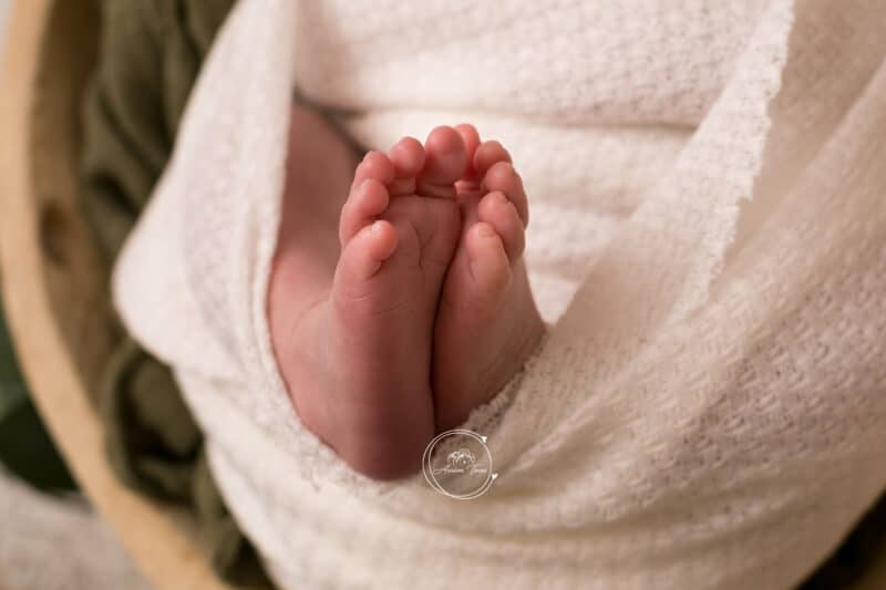 Photo des pieds d'un bébé pendant une Séance Nouveau-né Studio Saint-Etienne