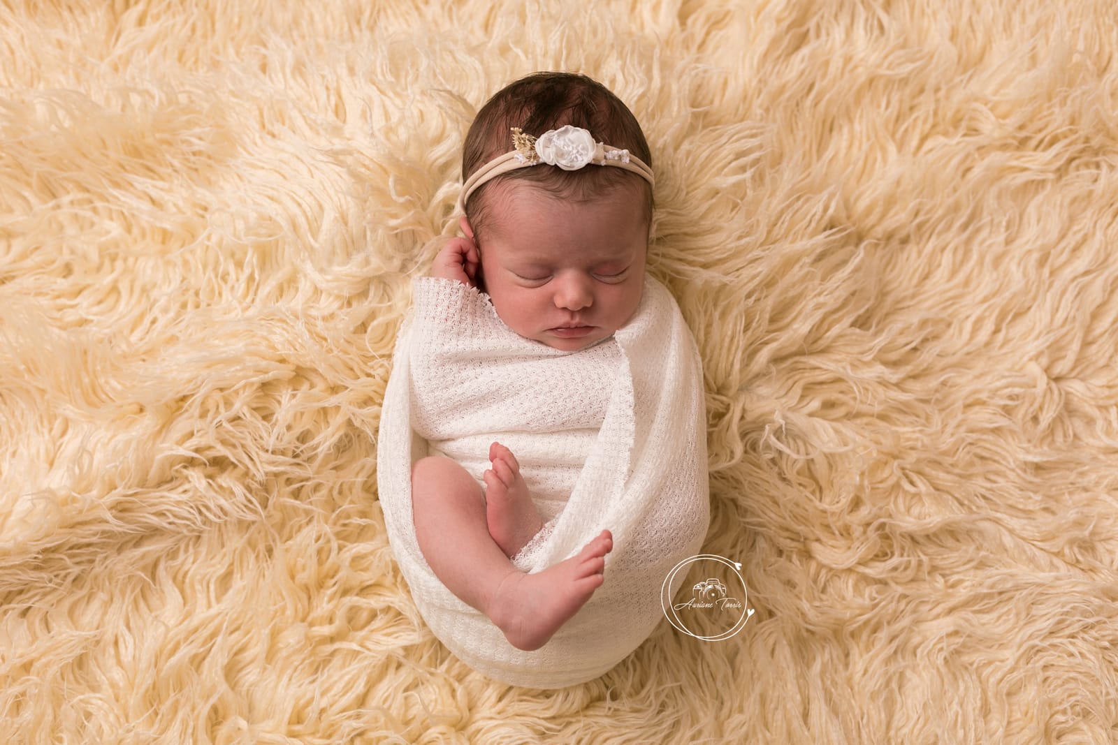 Photo d'un bébé pendant une Séance Nouveau-né Studio Saint-Etienne