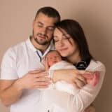 Séance Nouveau-né : photo des parents en studio à Saint-Etienne