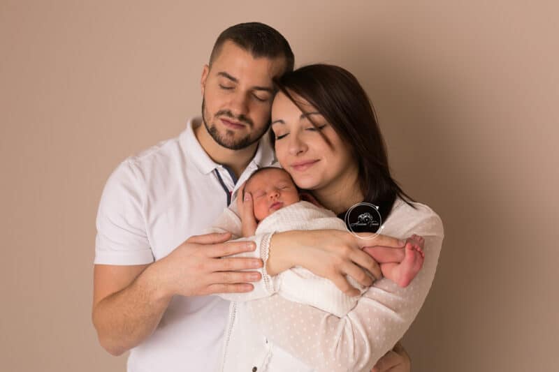 Séance Nouveau-né : photo des parents en studio à Saint-Etienne