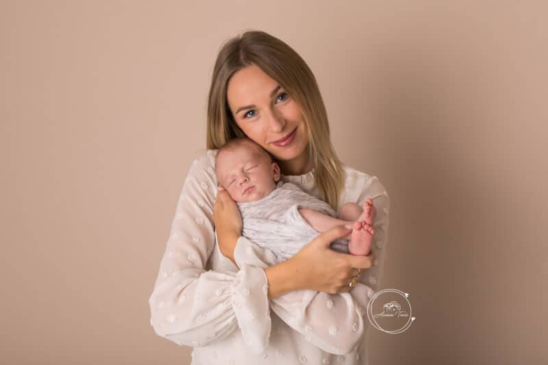 Séance Nouveau-né : photo des parents en studio à Saint-Etienne