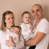 Séance Nouveau-né : photo des parents en studio à Saint-Etienne