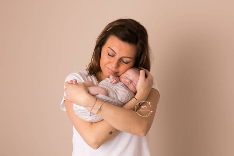 Séance Nouveau-né : photo avec la maman en studio à Saint-Etienne