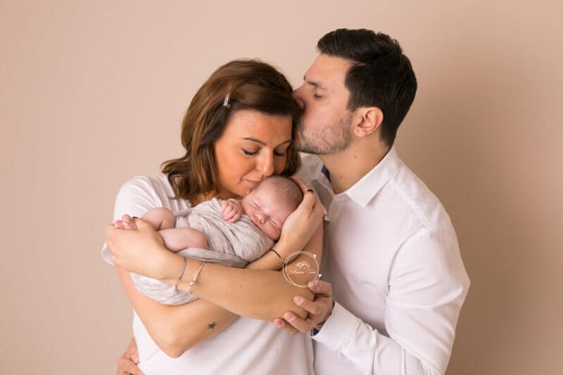 Séance Nouveau-né : photo des parents en studio à Saint-Etienne