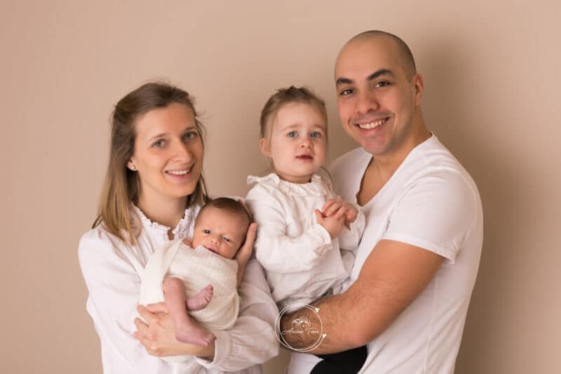 Séance Nouveau-né : photo Famille en studio à Saint-Etienne