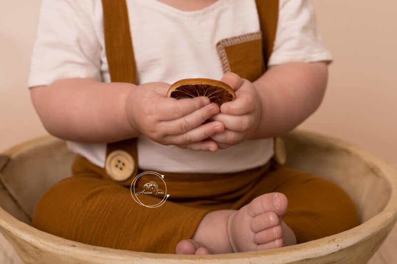 Photo des mains d'un bébé de 9 mois pendant une séance photo studio à Saint-Etienne dans la Loire