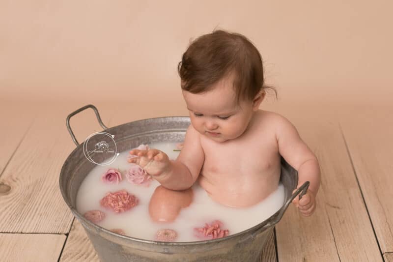 Séance Bébé 6 mois, bain de lait fleuri Studio Veauche - St Etienne
