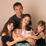 Photo d'une famille pendant une Séance Nouveau-né Studio Loire (42)