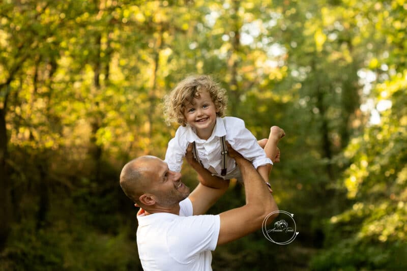 Photo d'un papa qui joue avec son fils