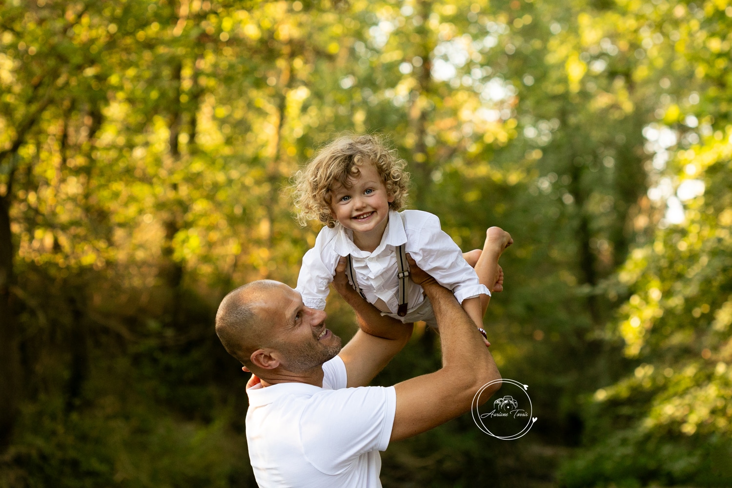 Photo d'un papa qui joue avec son fils