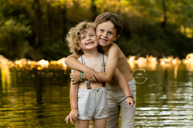 Photo de deux frères dans une rivière pendant une séance photo dans la Loire (42)