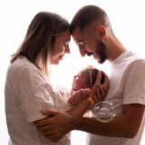 Photo d'une famille pendant une Séance Nouveau-né Studio Saint-Etienne Loire 42