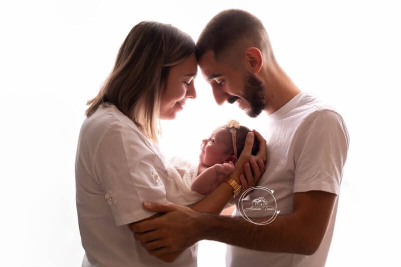 Photo d'une famille pendant une Séance Nouveau-né Studio Saint-Etienne Loire 42