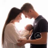 Photo d'une famille pendant une Séance Nouveau-né Studio Saint-Etienne Loire 42