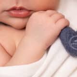 Détails Main, Bouche d'une Séance Nouveau-né - Auriane Torris Photographe Loire Saint-Etienne 42