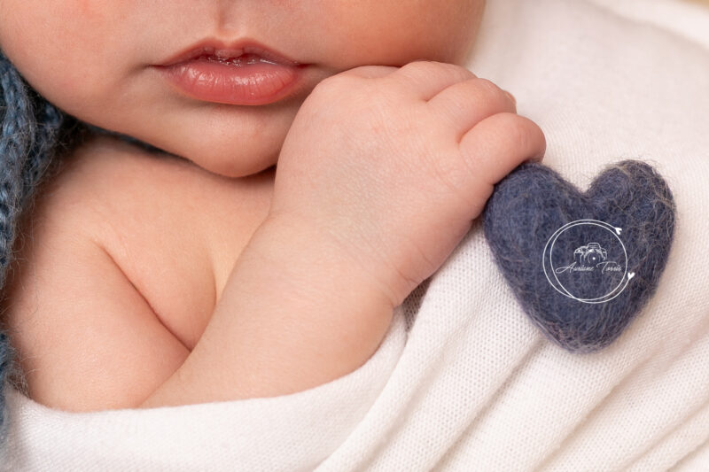Détails Main, Bouche d'une Séance Nouveau-né - Auriane Torris Photographe Loire Saint-Etienne 42