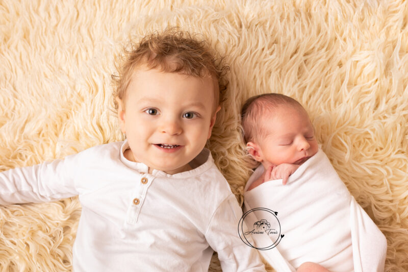 Photo d'un deux frères en Séance Nouveau-né à St Etienne (42)
